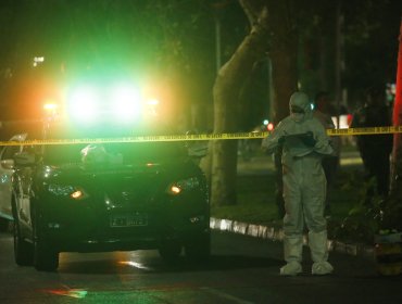 Hombre expulsó a balazos de su casa a sujetos que intentaron un turbazo en Maipú: delincuente menor de edad está grave