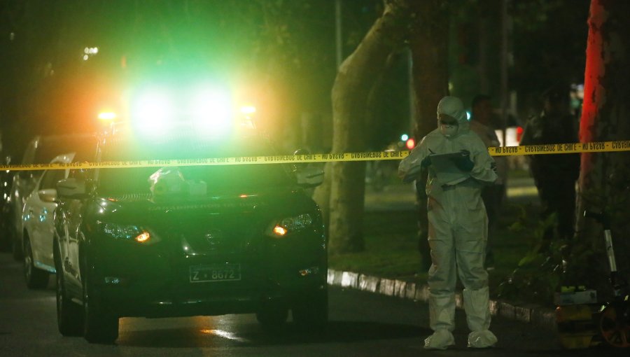 Hombre expulsó a balazos de su casa a sujetos que intentaron un turbazo en Maipú: delincuente menor de edad está grave