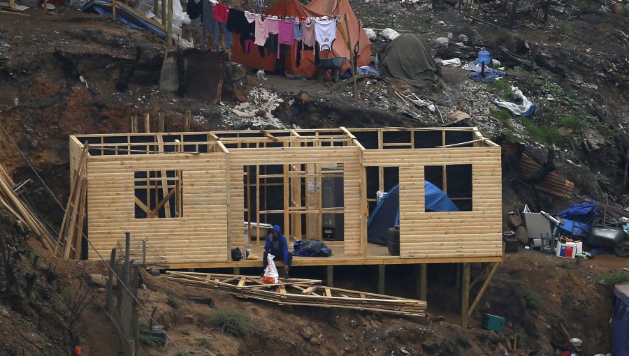Sueldos de oro, viviendas fantasmas: Los otros nombres a cargo de la millonaria reconstrucción de papel en Viña y Quilpué