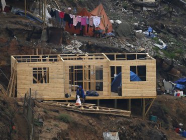 Sueldos de oro, viviendas fantasmas: Los otros nombres a cargo de la millonaria reconstrucción de papel en Viña y Quilpué