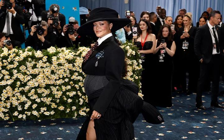 Rihanna confirma su tercer embarazo durante el show de la Met Gala 2025