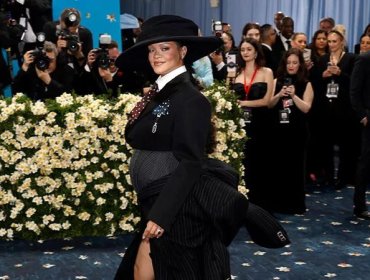 Rihanna confirma su tercer embarazo durante el show de la Met Gala 2025