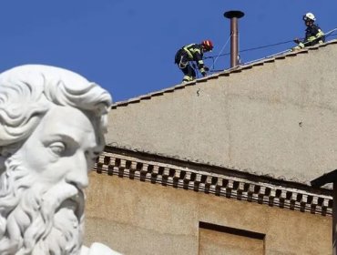 El complejo proceso para crear humo negro o blanco durante el cónclave y por qué el Vaticano no quiere simplificarlo