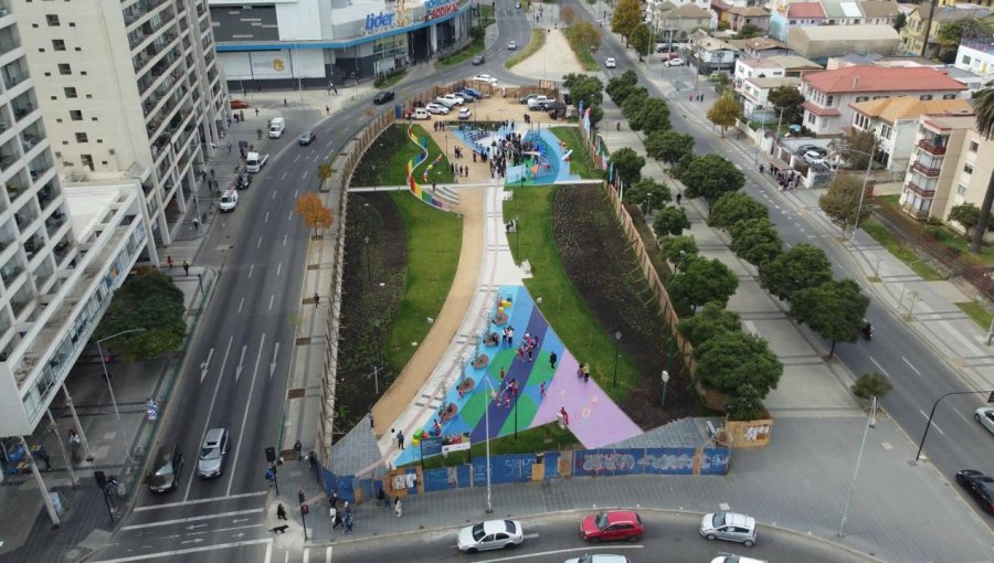 Recuperan terreno en abandono con la inauguración de cuatro nuevas plazas en el par Viana-Álvarez de Viña del Mar
