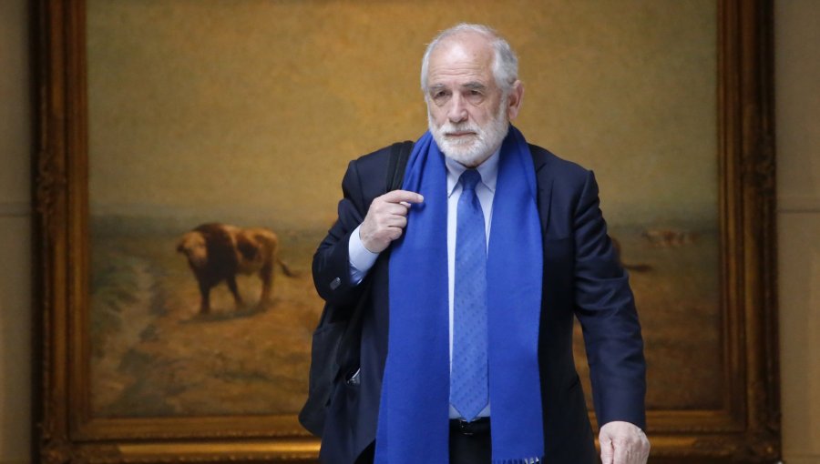 Ministro Montes se refiere por primera vez a la reconstrucción de papel y a las cifras de viviendas: "Entregadas, entregadas, no sé…"