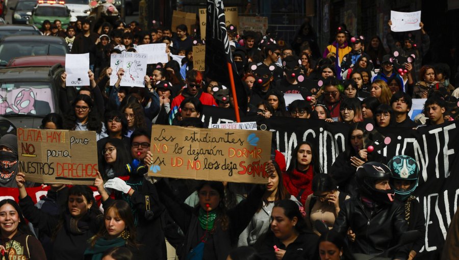 Masiva marcha universitaria por Valparaíso terminó en incidentes con Carabineros