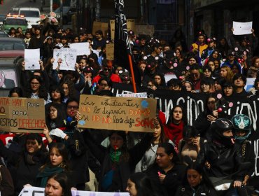 Masiva marcha universitaria por Valparaíso terminó en incidentes con Carabineros