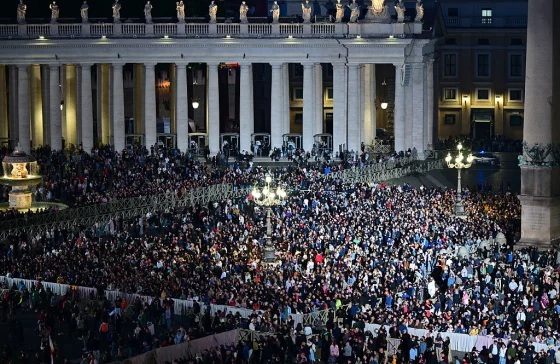 Unas 45 mil personas llenaron la plaza de San Pedro para ver la primera fumata del cónclave