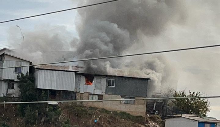 Incendio consume dos viviendas en el cerro Jiménez de Valparaíso: existe peligro de propagación a otras casas