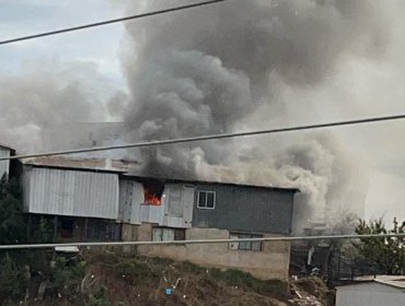 Incendio consume dos viviendas en el cerro Jiménez de Valparaíso: existe peligro de propagación a otras casas