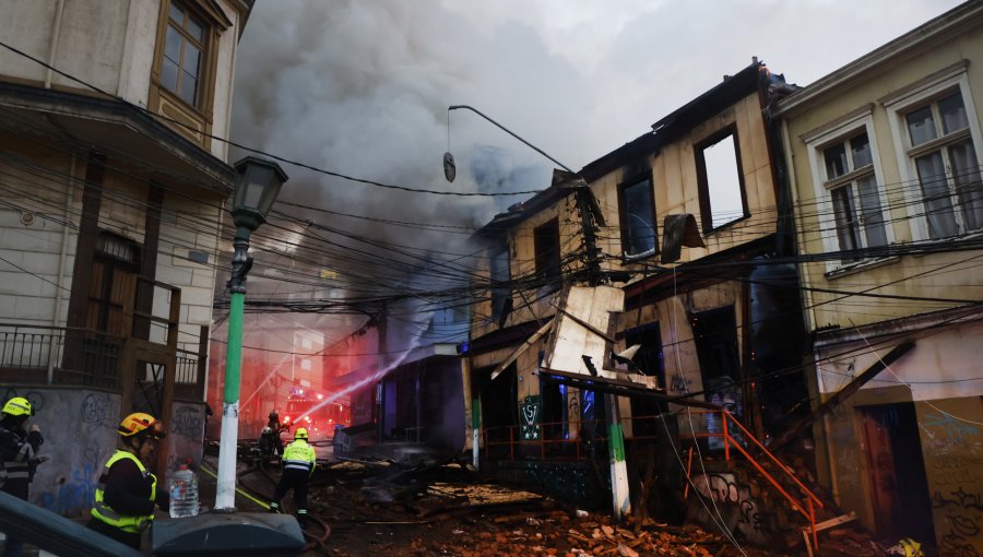 Tragedia en el corazón de Valparaíso: Incendio que deja tres desaparecidos y tres lesionados se habría originado tras una riña