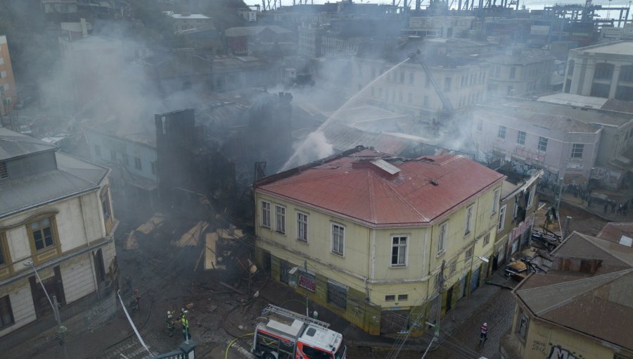 Las dos hipótesis que baraja Fiscalía por incendio en Valparaíso: un accidente o una riña con posterior amenaza de "quemar todo"