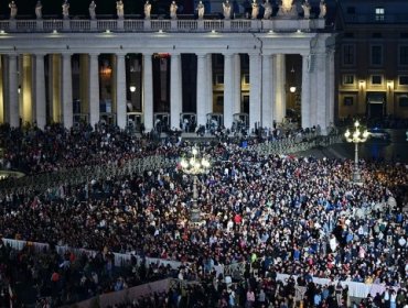 Unas 45 mil personas llenaron la plaza de San Pedro para ver la primera fumata del cónclave