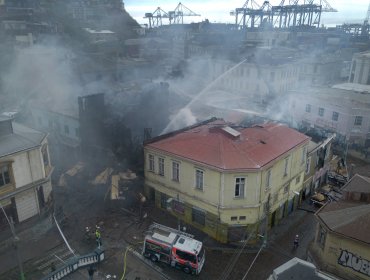 Las dos hipótesis que baraja Fiscalía por incendio en Valparaíso: un accidente o una riña con posterior amenaza de "quemar todo"