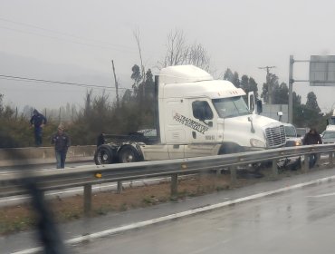 Tránsito vehicular en la ruta 68 fue suspendido hacia Valparaíso por accidente que involucró a un camión y cinco automóviles
