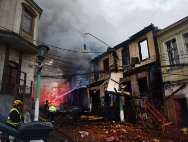 Tragedia en el corazón de Valparaíso: Incendio que deja tres desaparecidos y tres lesionados se habría originado tras una riña