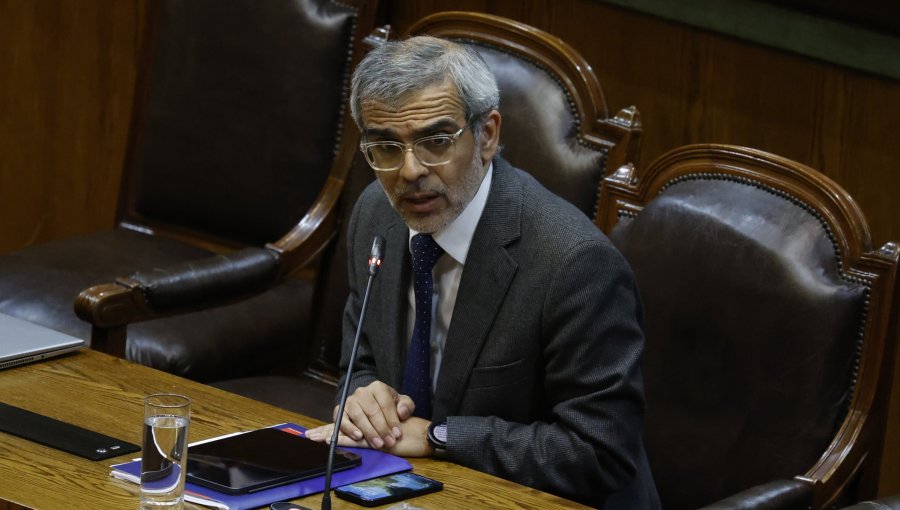 Ministro Cordero ofrece disculpas por "intercambio de palabras" con el diputado Araya