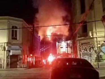 Incendio destruye casona de tres pisos en pleno sector patrimonial de Valparaíso