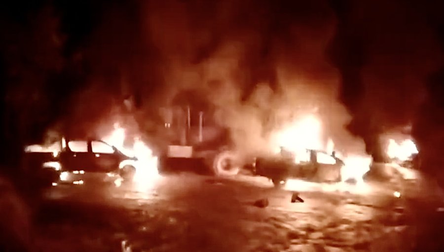 Nuevo atentado en La Araucanía: Quemaron 5 camionetas y 3 maquinarias en Los Sauces