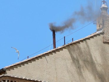 Segunda fumata negra en el Vaticano: no hubo mayoría para elegir a un nuevo Papa
