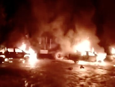 Nuevo atentado en La Araucanía: Quemaron 5 camionetas y 3 maquinarias en Los Sauces
