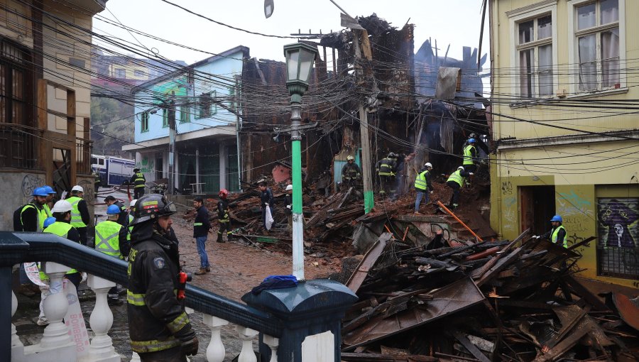 Encuentran un cuerpo en la casona del barrio Puerto de Valparaíso que resultó destruida por incendio