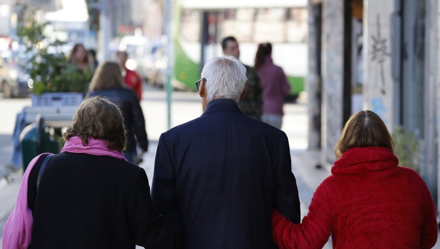 En 58% aumentaron los delitos contra personas mayores en Chile: fraude con tarjetas bancarias encabezó el listado de ilícitos