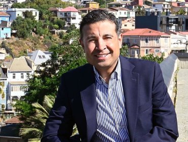 Tribunal de Valparaíso rechaza acuerdo reparatorio y deja con arraigo nacional a Gianni Rivera, formalizado por estafa