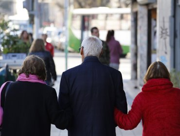 En 58% aumentaron los delitos contra personas mayores en Chile: fraude con tarjetas bancarias encabezó el listado de ilícitos