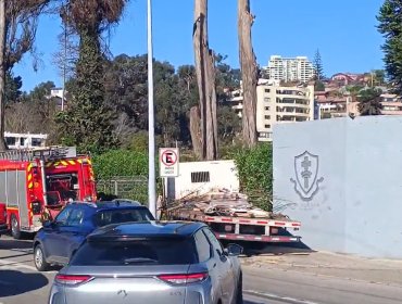 Camión fuera de control choca contra un árbol y una reja del colegio Mackay en Reñaca