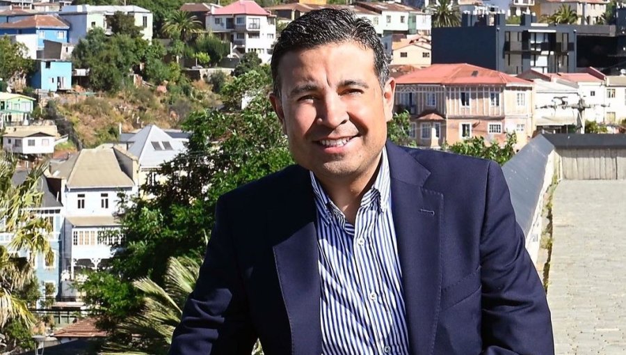 Tribunal de Valparaíso rechaza acuerdo reparatorio y deja con arraigo nacional a Gianni Rivera, formalizado por estafa