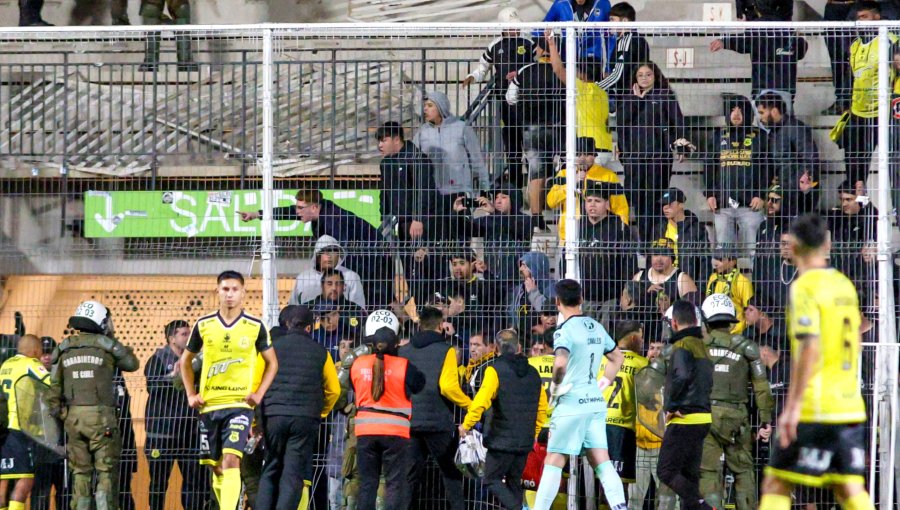 Bochornosa suspensión del clásico entre Unión La Calera y San Luis: Ataque con fuegos de artificios y bombas de ruido a barra quillotana
