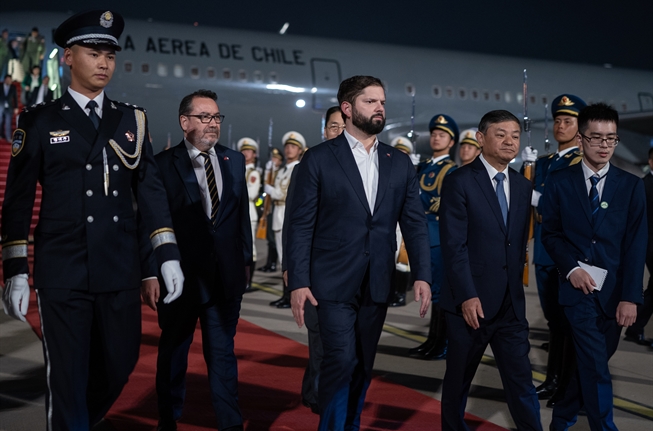 Presidente Boric aterrizó en China donde participará de la cumbre de la Celac y sostendrá una reunión con Xi Jinping