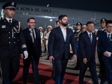 Presidente Boric aterrizó en China donde participará de la cumbre de la Celac y sostendrá una reunión con Xi Jinping