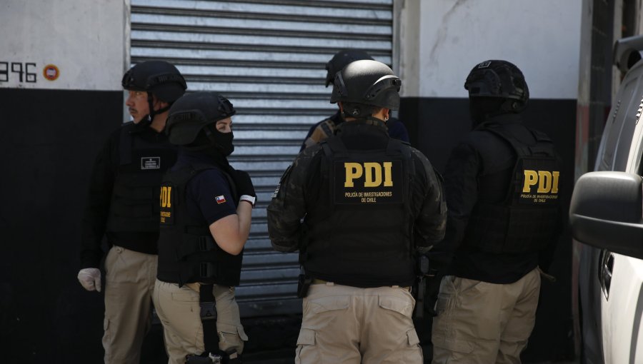 Allanan casa que funcionaba como casino clandestino en Estación Central: Investigan posible prostitución infantil