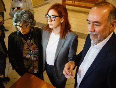 Desaforada diputada Catalina Pérez llegó acompañada de sus padres a enfrentar su formalización por caso «Democracia Viva»