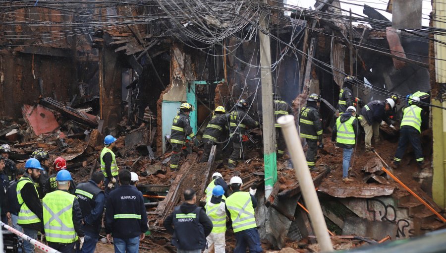 Cuatro fallecidos, imputado preso y diligencias en curso: Lo que dejó el incendio que destruyó casona en sitio patrimonial de Valparaíso