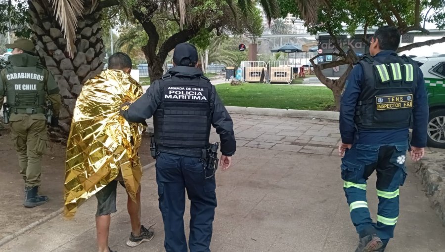 Detienen a venezolano que se lanzó al mar para huir de control en Viña del Mar: mantenía una orden de aprehensión vigente