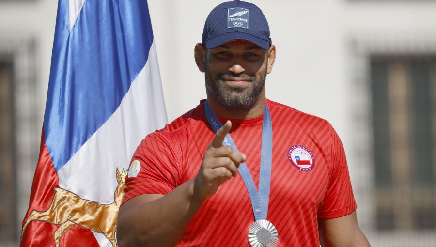 Luchador grecorromano Yasmani Acosta fue galardonado con el Premio Nacional del Deporte 2024