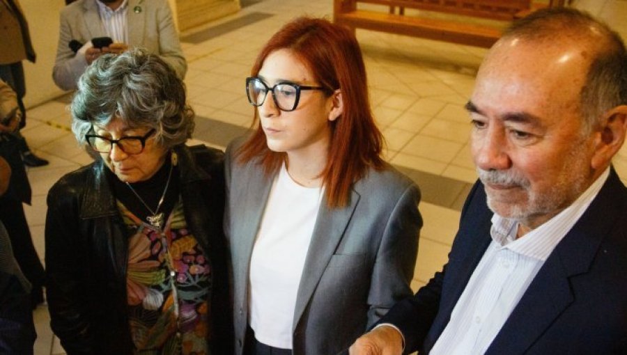Desaforada diputada Catalina Pérez llegó acompañada de sus padres a enfrentar su formalización por caso «Democracia Viva»