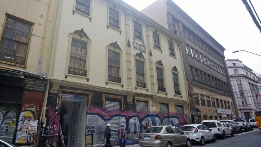 Ad portas de su reapertura, vandalizan histórico edificio del Bar Inglés de Valparaíso