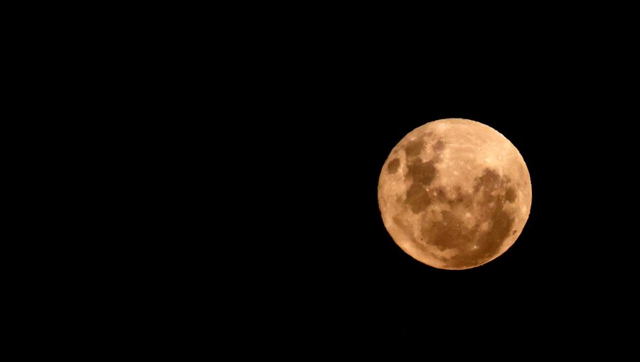 El cielo de Chile se iluminó este lunes con el fenómeno astronómico la "Luna de Flores"