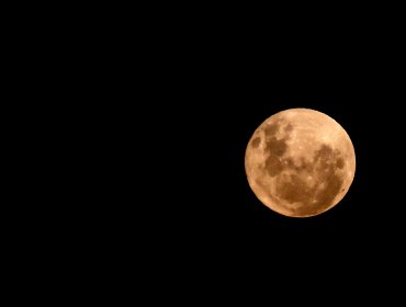 El cielo de Chile se iluminó este lunes con el fenómeno astronómico la "Luna de Flores"