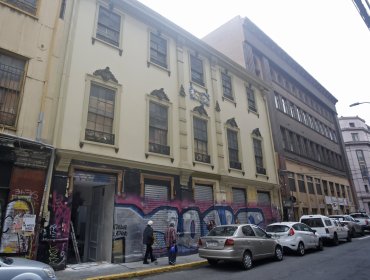 Ad portas de su reapertura, vandalizan histórico edificio del Bar Inglés de Valparaíso