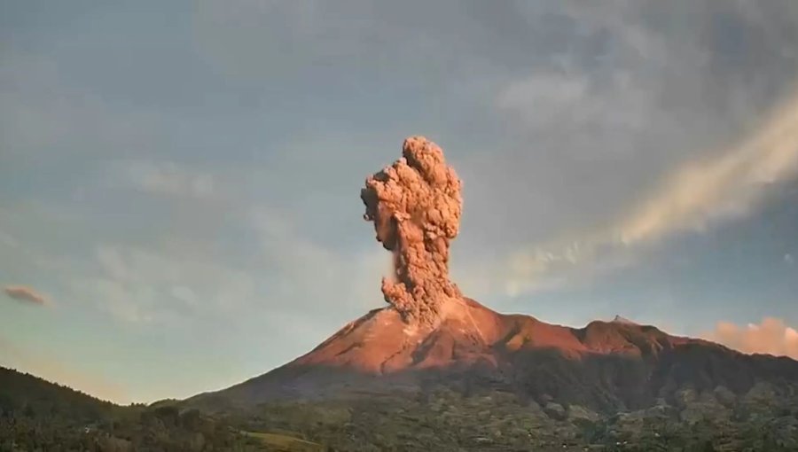 Volcán Canlaón de Filipinas entra en erupción y obliga a evacuar población
