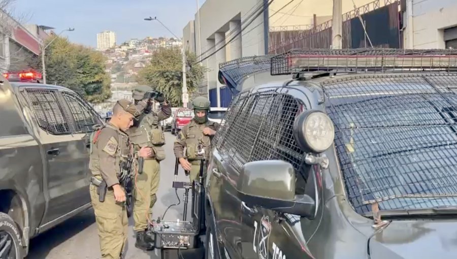 Artefacto sospechoso obligó a evacuar el Juzgado de Garantía de Valparaíso: GOPE confirmó que maleta sólo contenía ropa