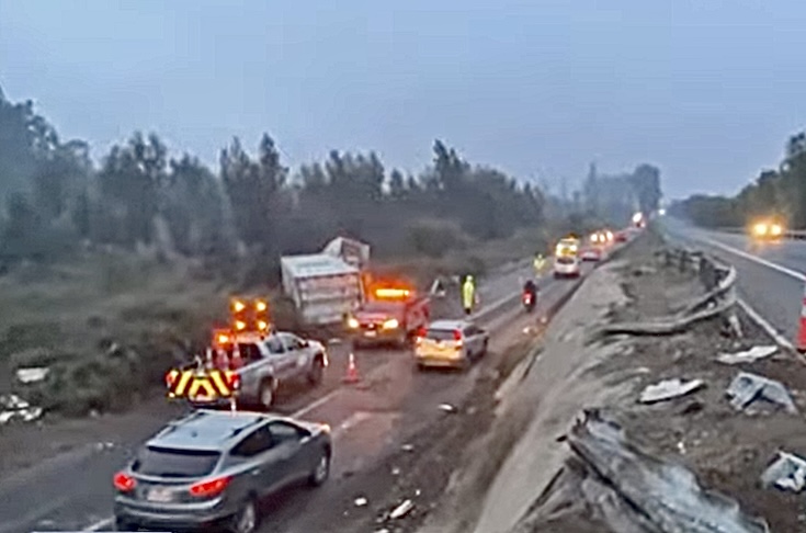 Camión de alto tonelaje cayó de unos 5 metros de altura en ruta San Antonio - Santiago