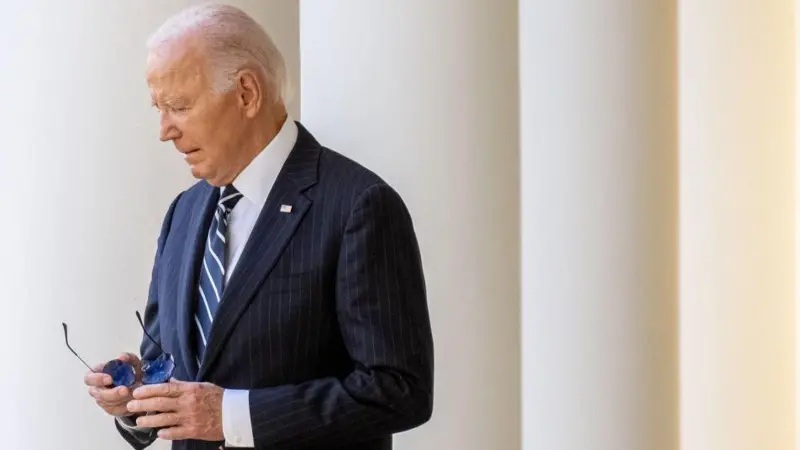 Libro denuncia encubrimiento del deterioro de Biden: "Se discutió poner al presidente en una silla de ruedas"