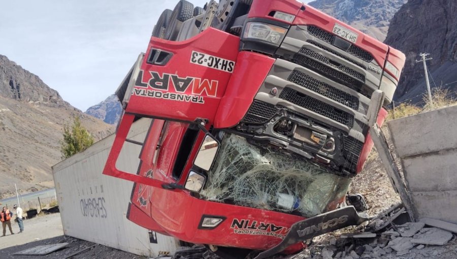 Camión volcó en el sector de la Cuesta Caracoles en Los Andes: conductor resultó ileso y abandonó la cabina por sus propios medios