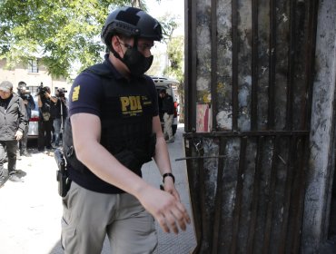 Allanan casa en Recoleta del hombre que profanó tumbas en el Cementerio General